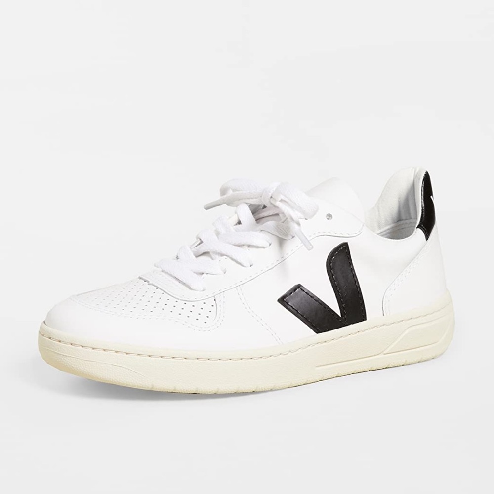 New - never worn - Veja V-10 - size 40